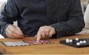 Comment les aides à domicile participent à la stimulation cognitive des bénéficiaires ?