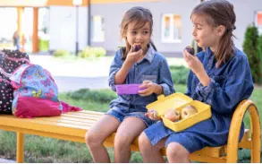 Préparation du goûter pour les enfants gardés à domicile