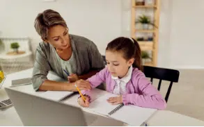 Aide aux devoirs pour les enfants gardés à domicile